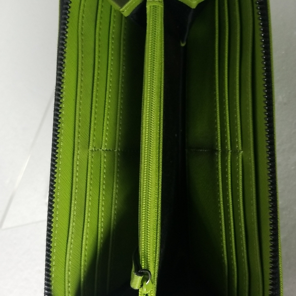 KENNETH COLE  REACTION  GREEN ZIP AROUND WALLET - Picture 5 of 8